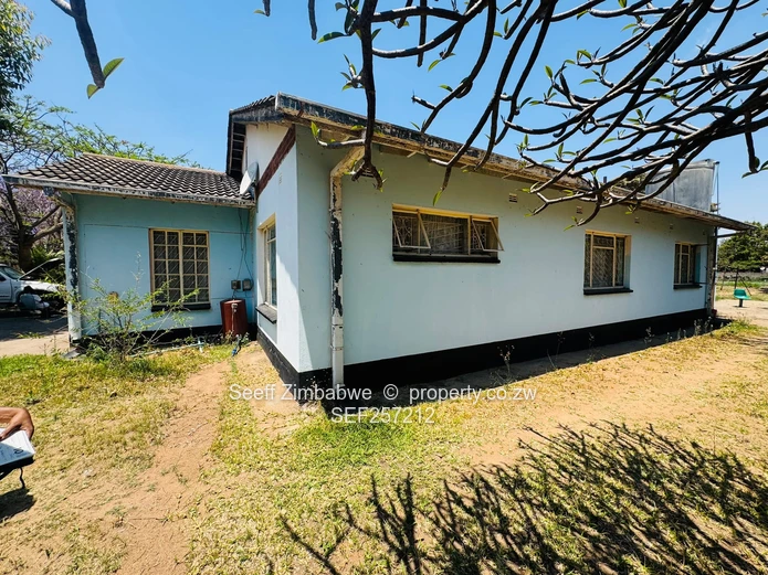 Solid 3-Bedroom Home on 5,423 sqm in Chadcombe (Sole Mandate)