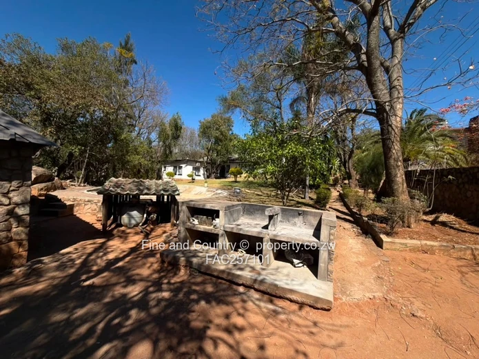 Hillside 5-Bed Home in Brilliant Location
