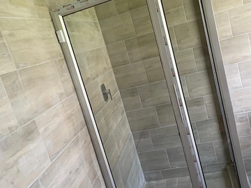 2 Bedroom Flat & Apartment