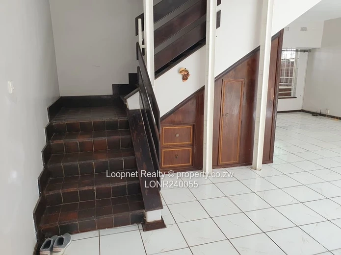 Spacious 3-bed Garden Flat in Avenues — Private Garden & Borehole