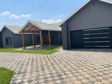 4 Bedroom Flat & Apartment