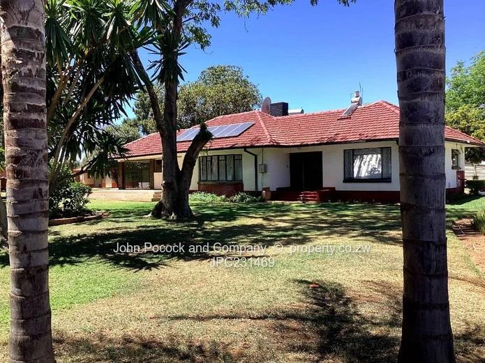 Spacious Estate in Riverside!