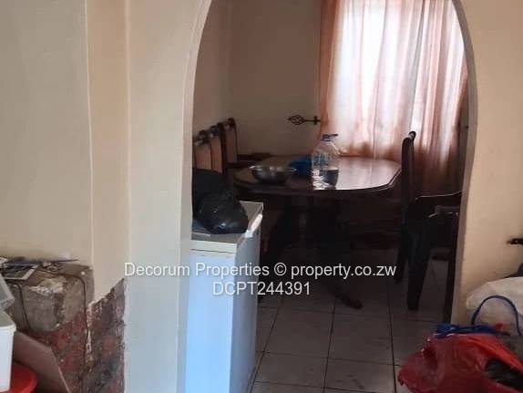 Cozy 4-bed with paved yard in Zimre Park