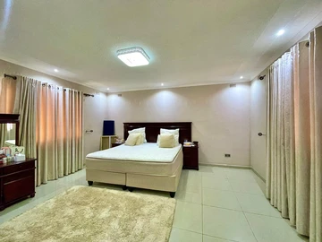 5 Bedroom House