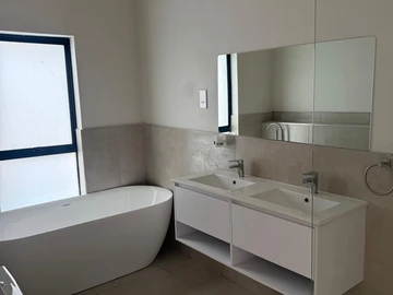 3 Bedroom Flat & Apartment