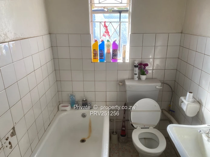 Avenues 2-Bed Flat — Tiled Floors, Garden & 24hr Security