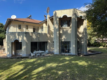 Available for Sale in Gunhill, is a double storey house with 6 bedrooms, 3 ensuite, a spacious fitte