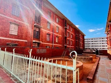 2 Bedroom Flat & Apartment
