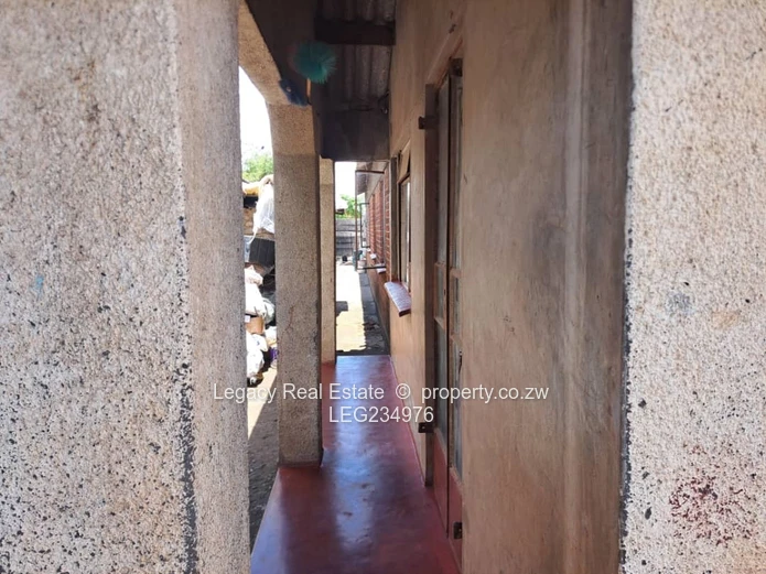 Budiriro 4 – 6-Bedroom Fixer-Upper for Sale