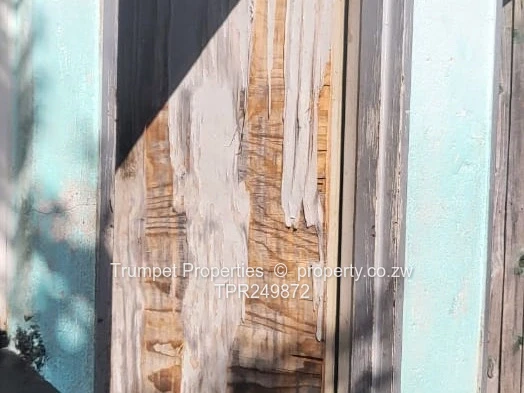 Chitungwiza 4-Bed Brick Home with Verandah, Walled (Sole Mandate)