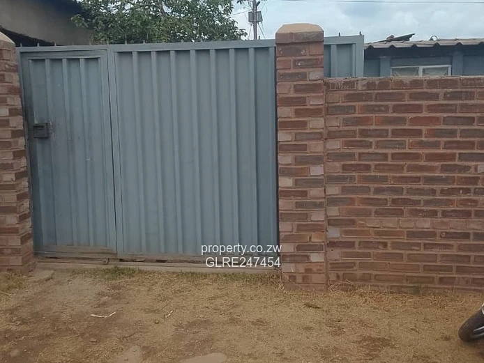 Walled, Paved 3-Bed Home with Verandah & Garden – Dzivarasekwa