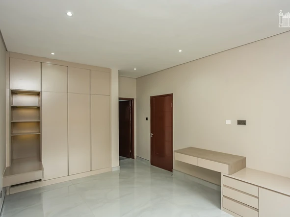 3 Bedroom Flat & Apartment