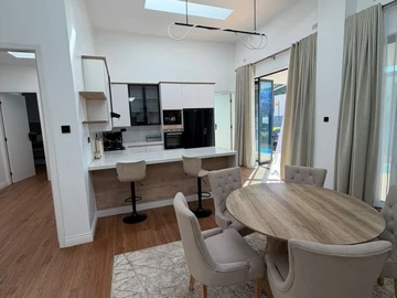 4 Bedroom Flat & Apartment