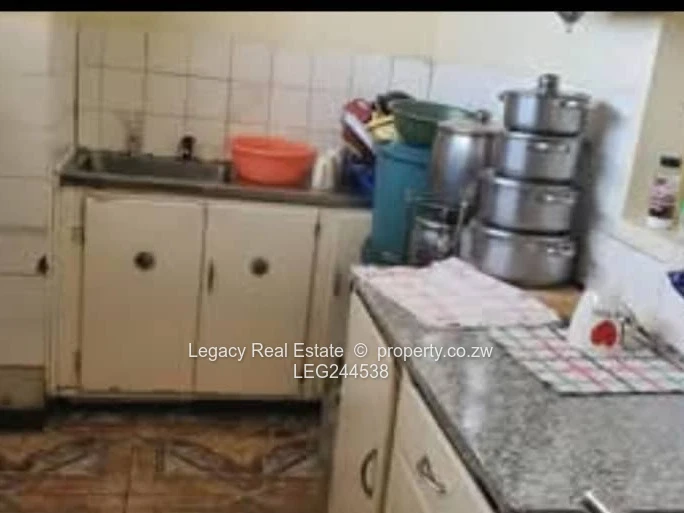 Secure Avenues Flat With Borehole & Parking