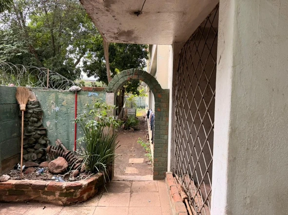 30 Bedroom Flat & Apartment