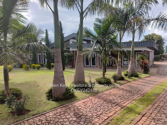 Gletwin Park: 4-Bed Home with Modern Kitchen & Fireplace