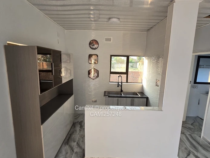 Sunlit 2-Bed Cottage Arlington — 2000m² Plot + Borehole