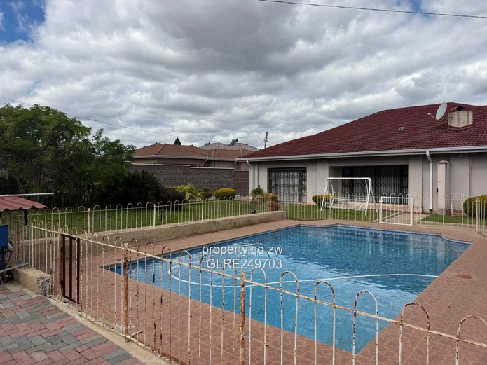 Luxurious 7-Bed Helensvale Home - 8 Baths & Borehole