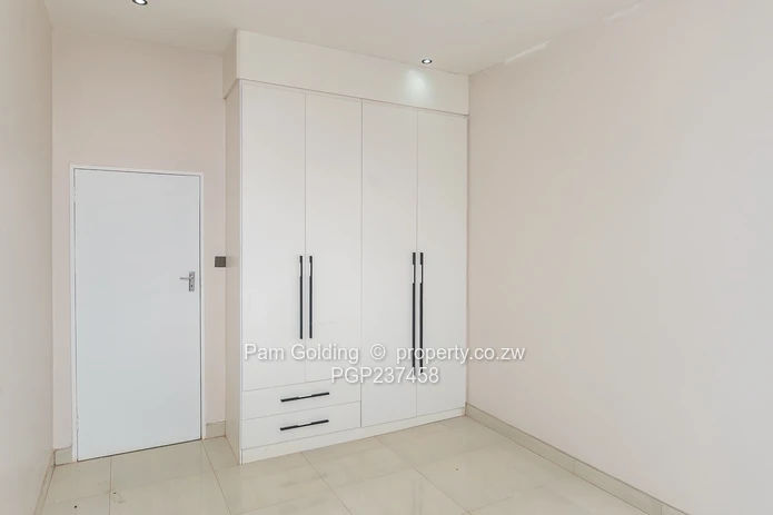 Modern 4 Bedroom home with a prolific borehole