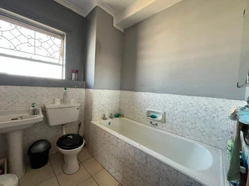 2 Bedroom Flat & Apartment