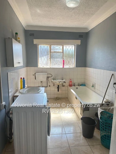 Greendale North: 4-Bed Home on 4200m² with Borehole