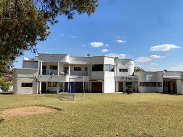 9 Bedroom House
