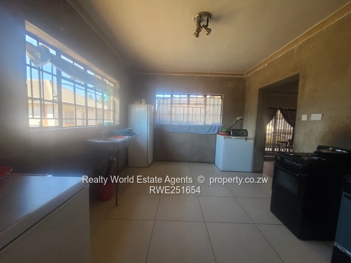 For Sale: 5-Bed Home with 2-Bed Cottage – Zimre Park, Ruwa (Sole Mandate)