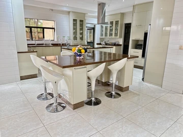 6 Bedroom House
