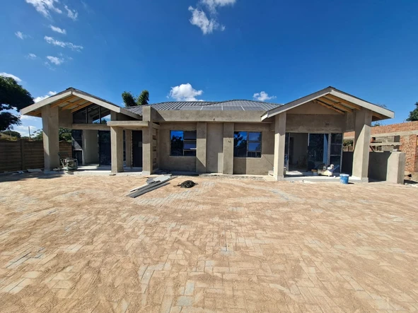 4 Bedroom Flat & Apartment