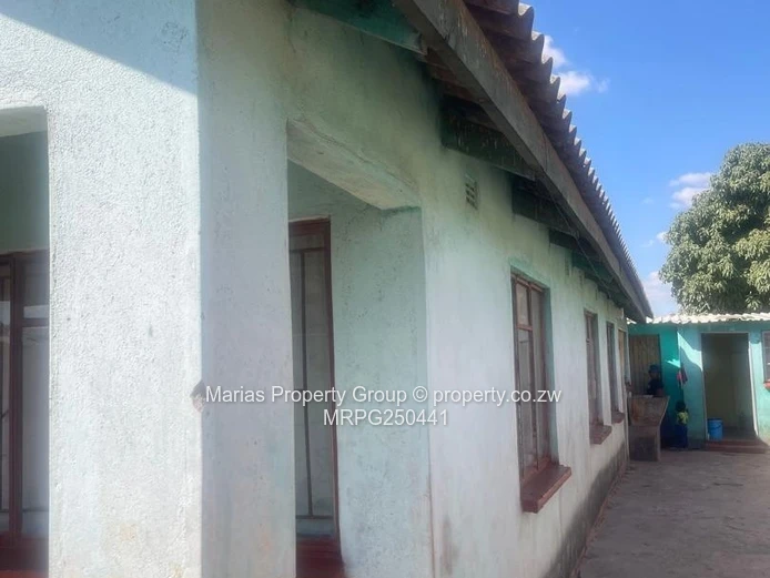 8-Bed Home with Verandah & Walled Yard in Chitungwiza