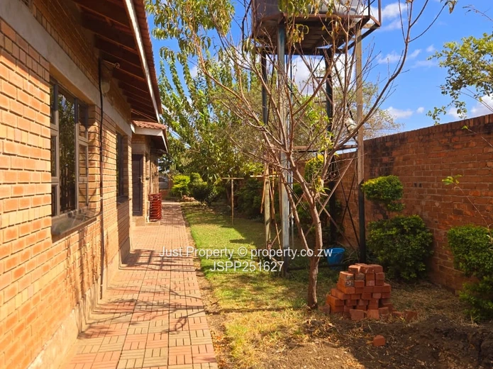 Sandton Park: 5-Bed Home with Island Kitchen & Borehole