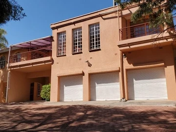 Family Home In Glen Lorne! 