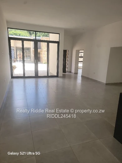 Modern 3 Bed, 2 Bath Flat in Borrowdale with Borehole