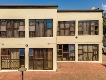 5 Bedroom Flat & Apartment