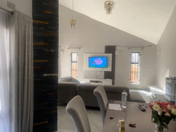 5 Bedroom House