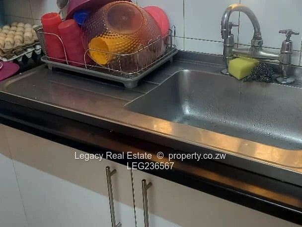 Urban Elegance: 2-Bedroom Garden Flat In Avondale