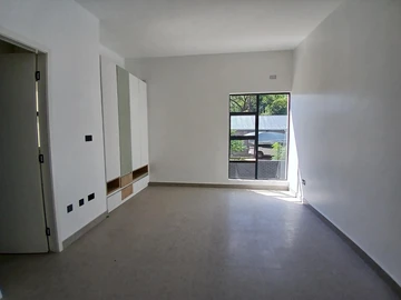 2 Bedroom Flat & Apartment