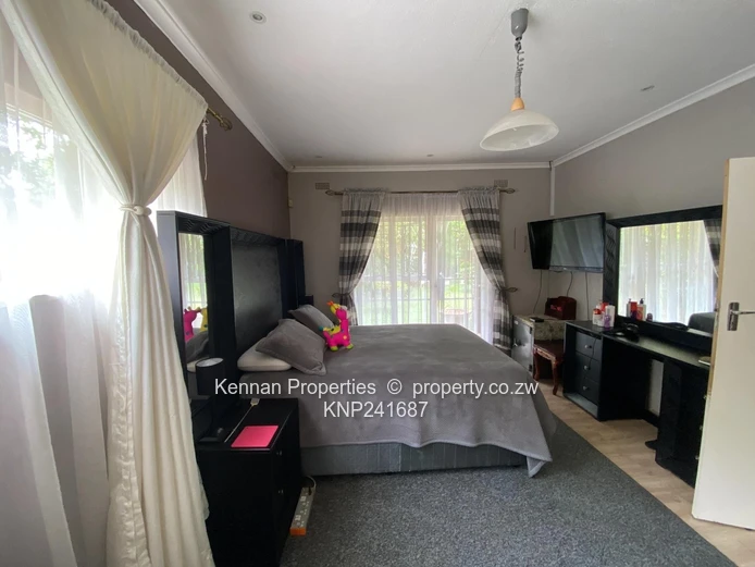 Exceptionally well maintained 3 bedroom home - Strathaven (Sole Mandate)