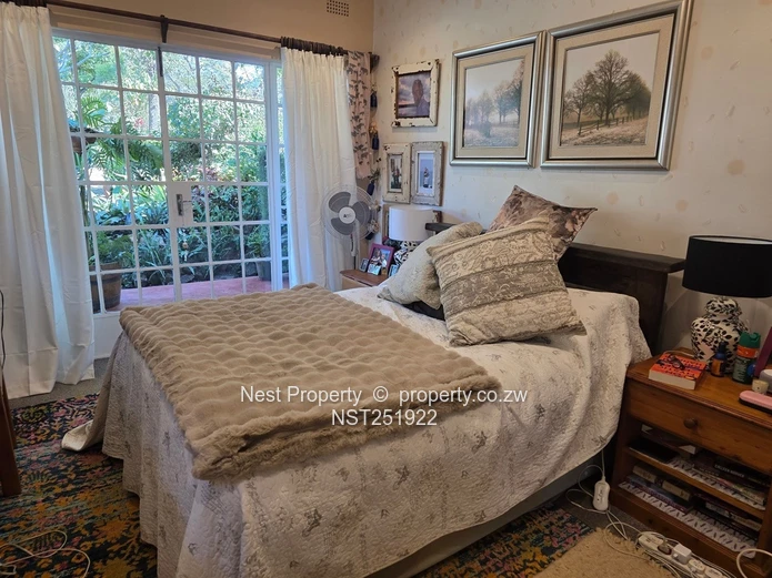 Charming Home + 2 Bed Cottage in Glen Lorne!