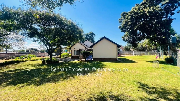 Family home on 4900 sqm of land with good water  (Sole Mandate)