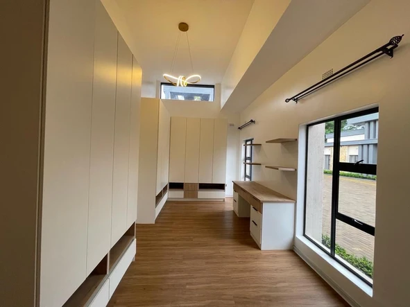 4 Bedroom Flat & Apartment