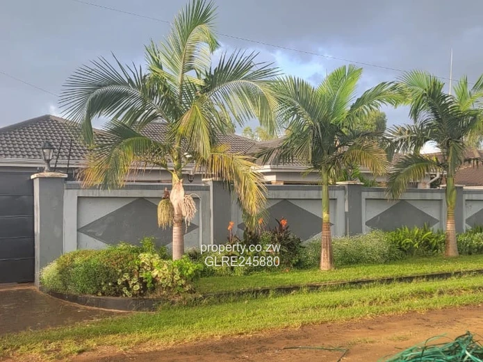Spacious 5-Bed Family Home in Westgate — Palm-lined, Borehole