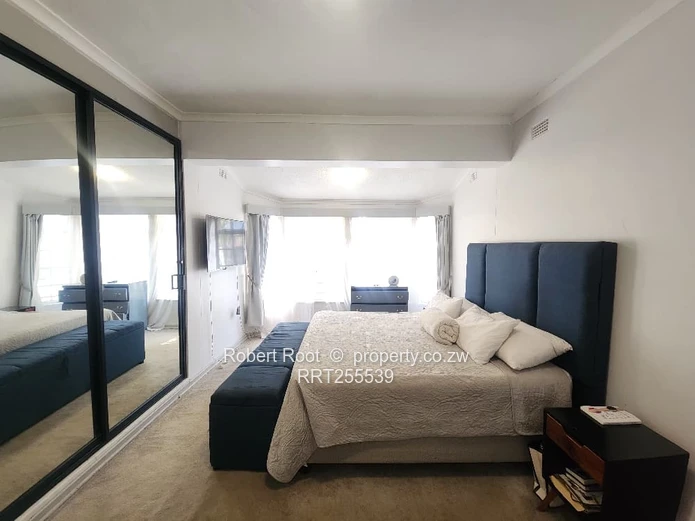 4 Neat Bedroom House with a Swimming Pool for Rent in Sentosa