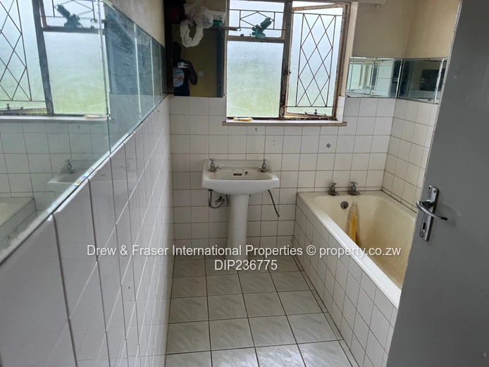 Cotswold Hills Mabelreign 3 beds House with a bedsitter cottage for sale $150k