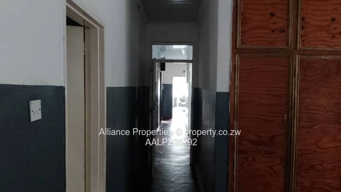 Executive Emerald Hill Estate: Large Stand, Borehole, and Deeds