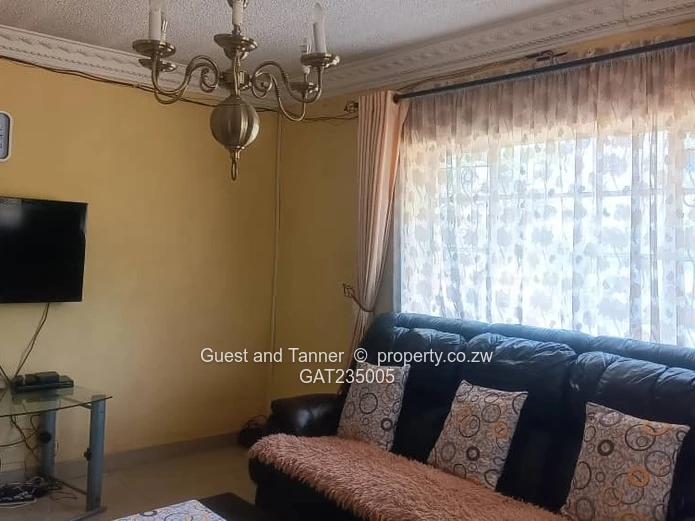 3 Bed House For Sale In Queensdale (Sole Mandate)