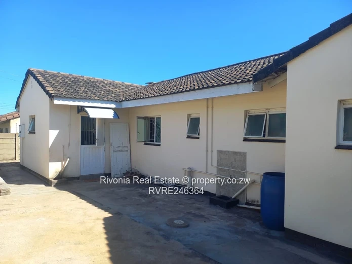 Msasa Park 3-Bed: Fireplace, Bathtub & 420 m²
