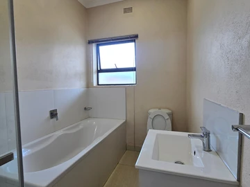 3 Bedroom Flat & Apartment