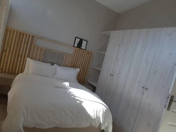 4 Bedroom Flat & Apartment