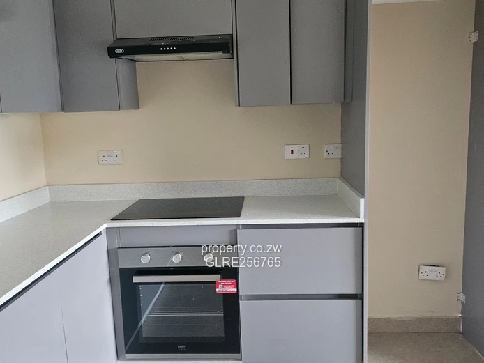 Modern 2-Bed Flat with Fitted Kitchen & Borehole